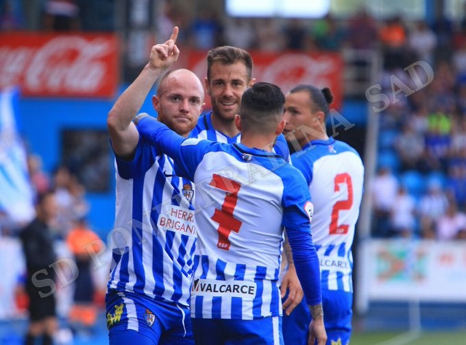 Fotos: Partido entre la Ponferradina y el Cornellá