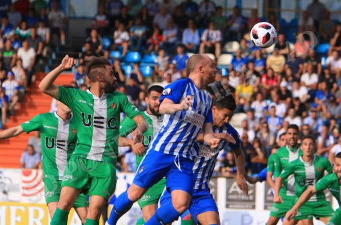 Fotos: Partido entre la Ponferradina y el Cornellá