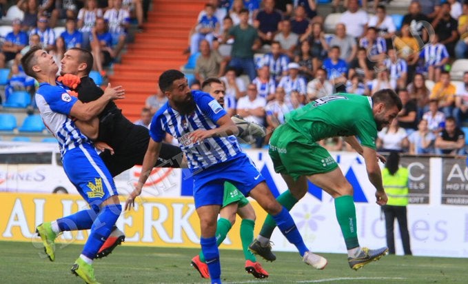 Fotos: Partido entre la Ponferradina y el Cornellá