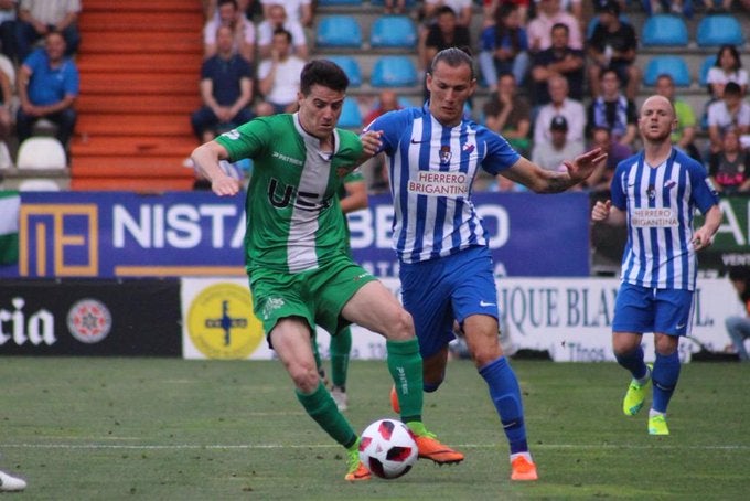 Fotos: Partido entre la Ponferradina y el Cornellá