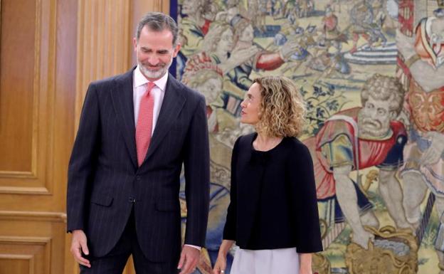 El rey Felipe VI durante la recepción a la presidenta del Congreso, Meritxell Batet. 