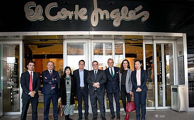 El consejero delegado de El Corte Inglés, Víctor del Pozo (centro), junto a los responsables de AliExpress en España el pasado mes de noviembre. 
