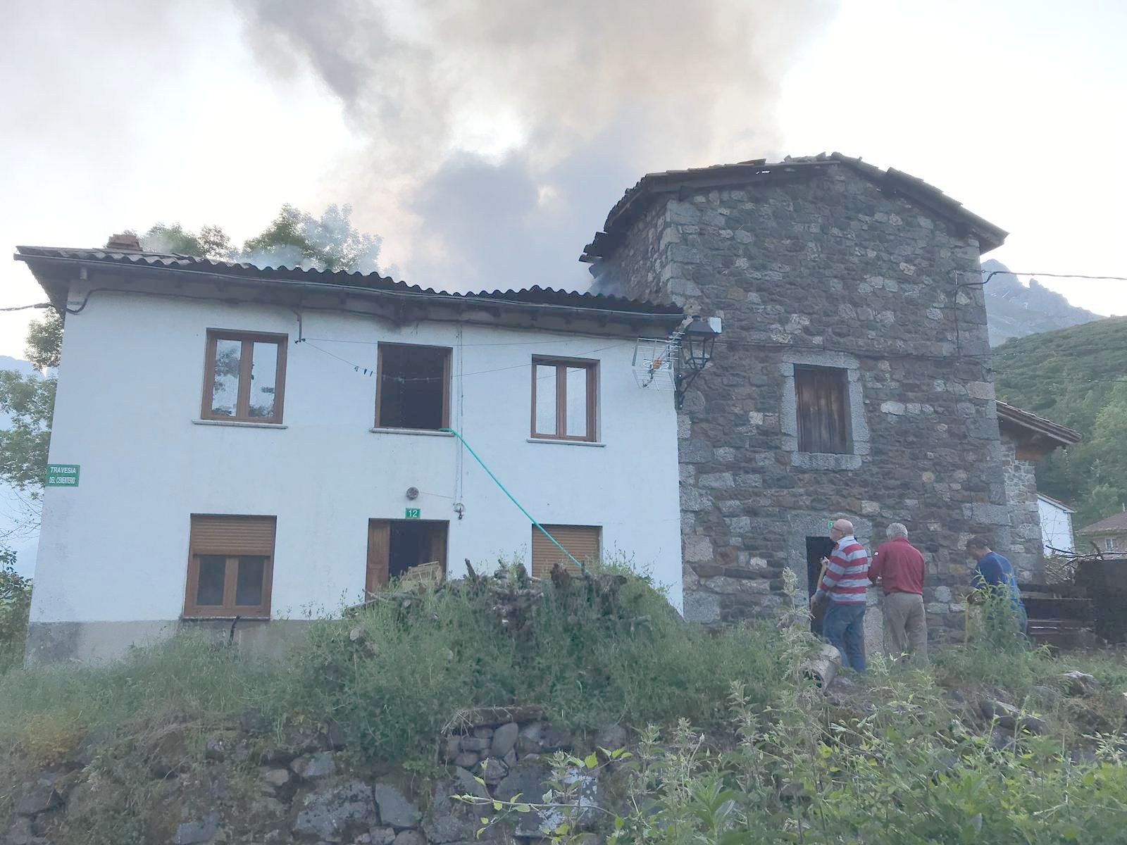Un incendio arrasa tres casas en Llanos de Valdeón y evidencia las carencia derivada de la ausencia de parques provinciales de Bomberos