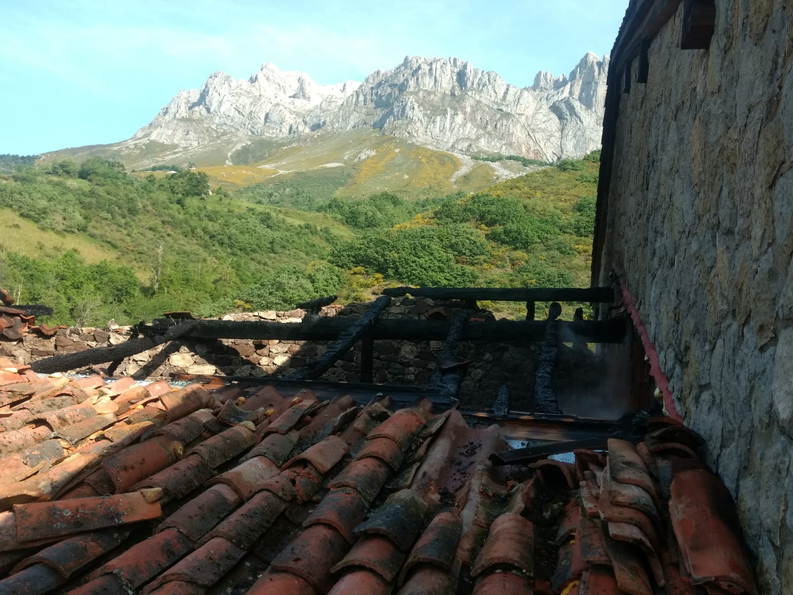 Un incendio arrasa tres casas en Llanos de Valdeón y evidencia las carencia derivada de la ausencia de parques provinciales de Bomberos