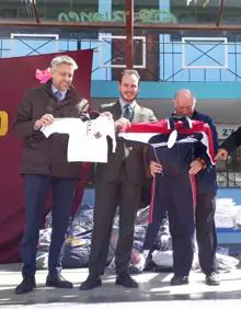 Imagen secundaria 2 - Entrega de material deportivo y escolar en El Alto.