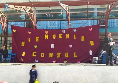 Imagen secundaria 1 - Entrega de material deportivo y escolar en El Alto.
