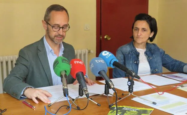 Antonio Blanco, director de la Fundación Alimerka, y Josefina Herrero, responsable de la Sociedad San Vicente de Paúl, explican los datos de la donación de excedentes.