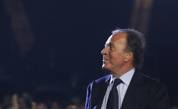 Julio Iglesias.