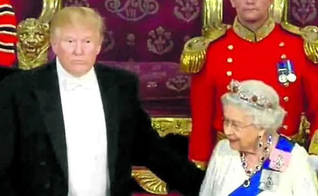 Trump posa la mano en la espalda de la reina.