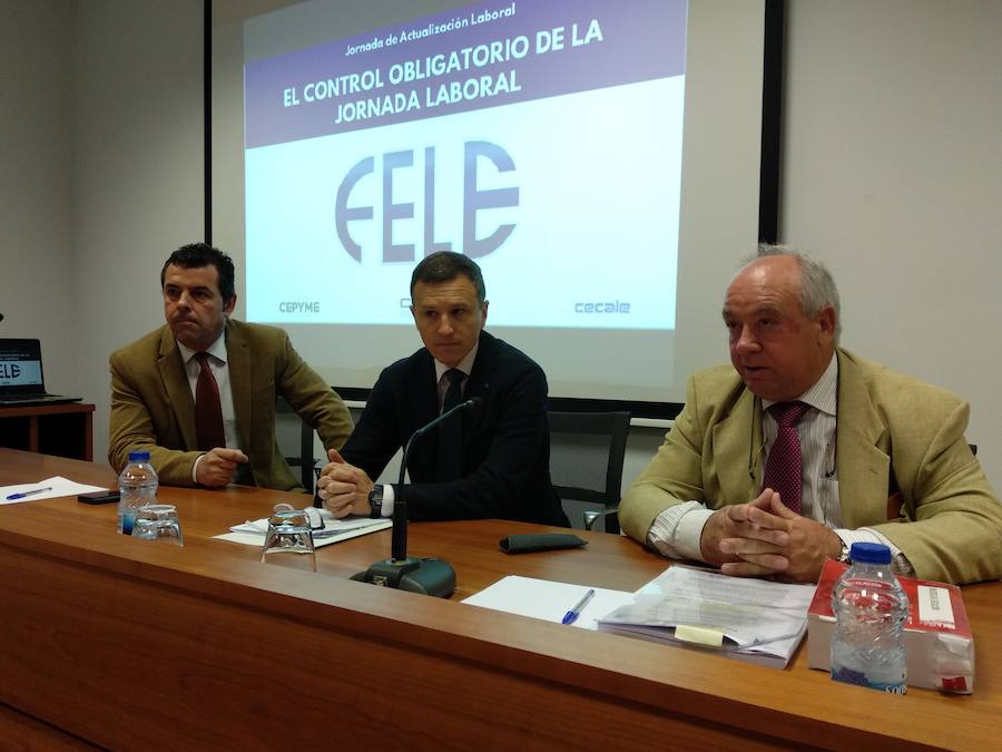 Fotos: Fele Bierzo analiza en Ponferrada las implicaciones del nuevo control obligatorio de la jornada laboral