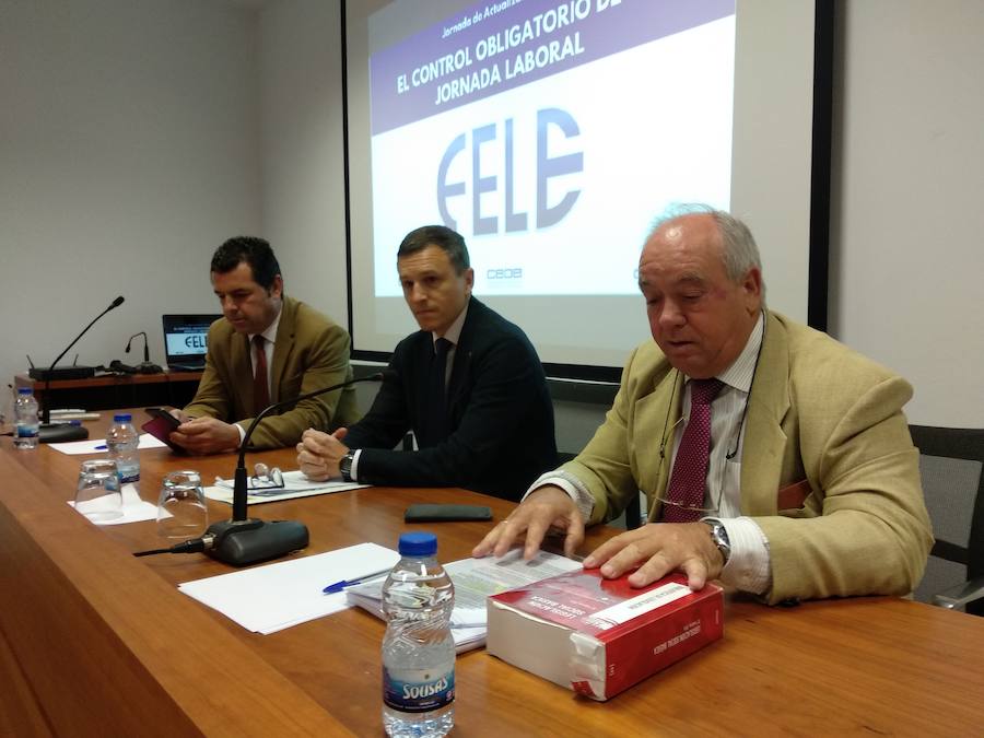 Fotos: Fele Bierzo analiza en Ponferrada las implicaciones del nuevo control obligatorio de la jornada laboral