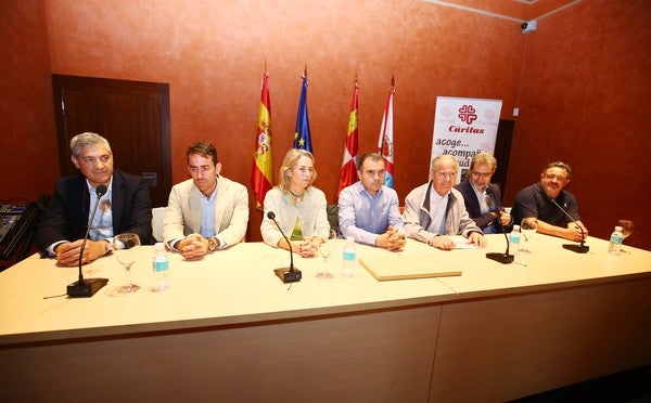 Reprensentantes del Ayuntamiento, la Fundación Endesa y Cáritas, en el acto.