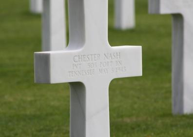 Imagen secundaria 1 - Arriba. El periodista Manuel P. Villatoro. Abajo. Cementerio americano y Puente Pegasus en Normandía.