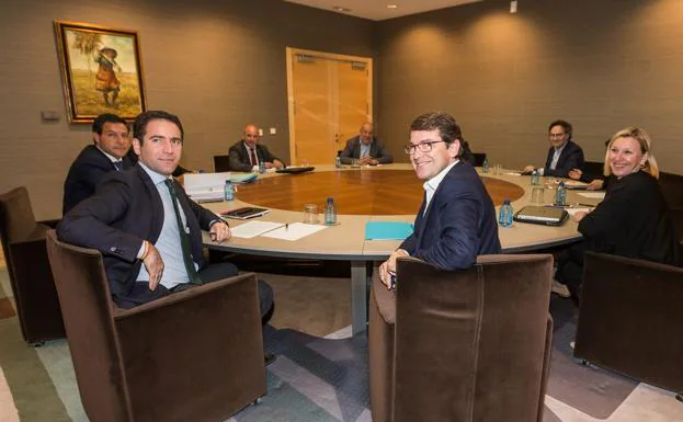 La comisión negociadora del PP de Castilla y León encabeza por el presidente del partido, Alfonso Fernández Mañueco, y el comité autonómico de negociación de Ciudadanos, encabezada por su candidato a la Junta, Francisco Igea, mantienen un encuentro.