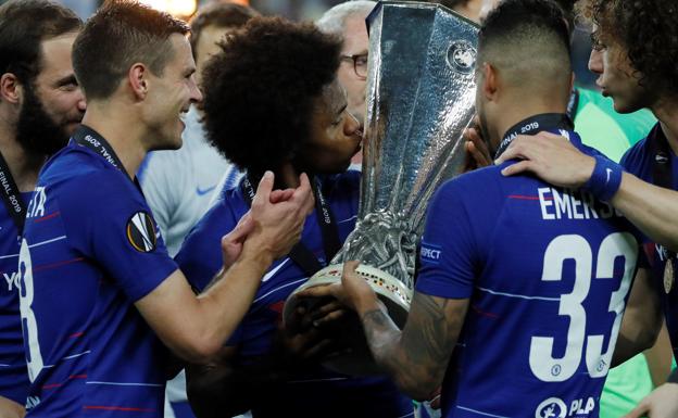 Willian (c), besa el trofeo de la Europa League.