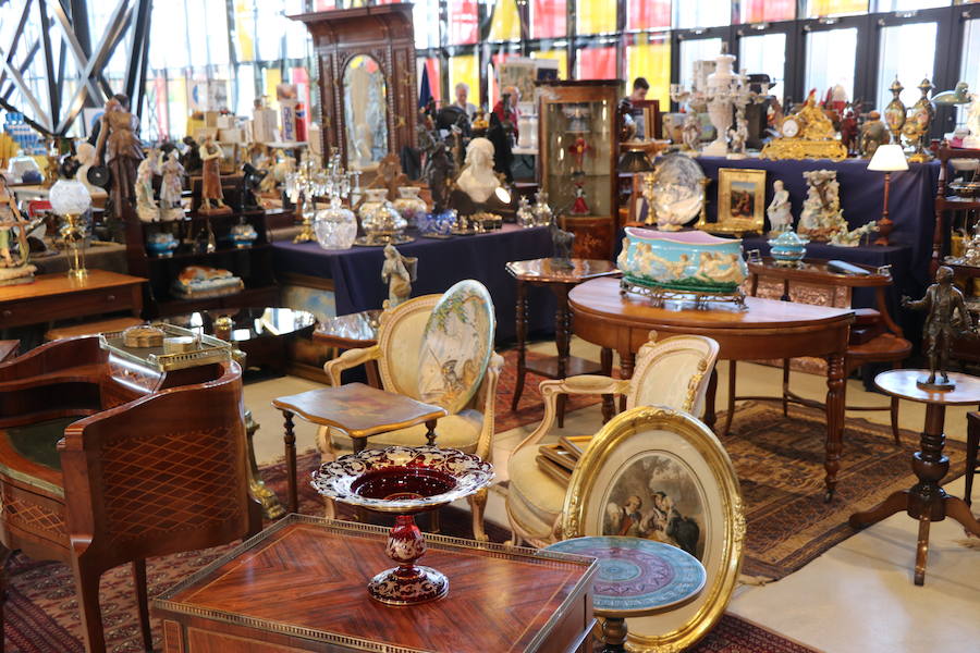 El Palacio de Exposiciones de León vuelve a convertirse en el escenario del Desembalaje de Antigüedades, una muestra de decoración vintage y retro con multitud de antigüedades para los amantes del coleccionismo, que llega a su segunda edición avalada por el gran éxito de visitantes de la primera muestra