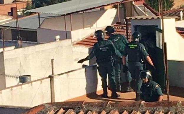 La Guardia Civil se dispoe a entrar en la vivienda del fugado.