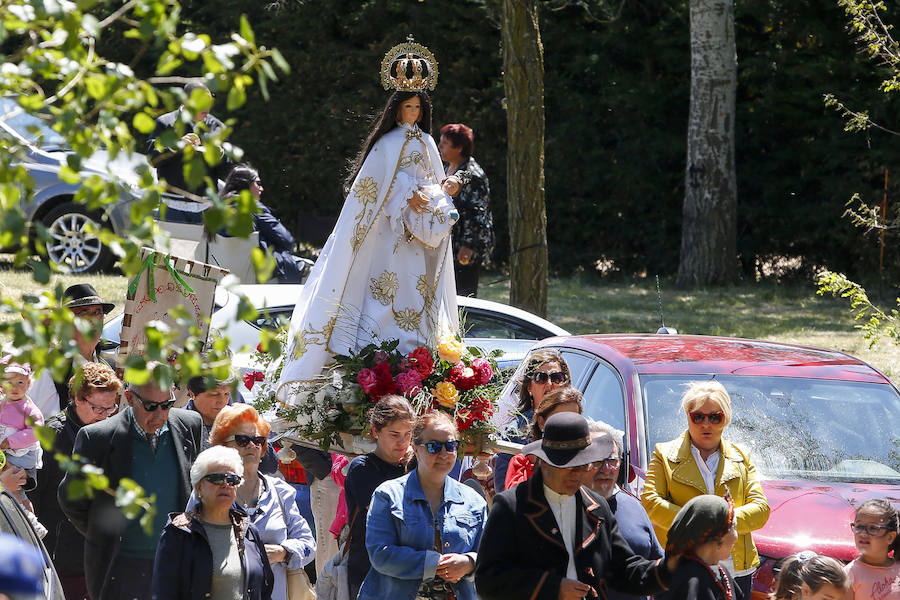 La virgen de Camposagrado (León) volvió hoy a procesionar, en una jornada de romería que combina la devoción religiosa con la exaltación de las costumbres y tradiciones de la provincia. La tradición secular sitúa el origen de la actual ermita y la talla que se venera en la época de la Reconquista y la Rogativa a la petición de agua para propiciar buenas cosechas y abundancia de pastos.