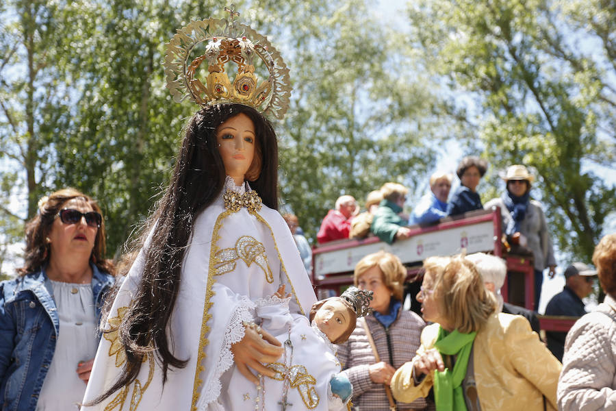 La virgen de Camposagrado (León) volvió hoy a procesionar, en una jornada de romería que combina la devoción religiosa con la exaltación de las costumbres y tradiciones de la provincia. La tradición secular sitúa el origen de la actual ermita y la talla que se venera en la época de la Reconquista y la Rogativa a la petición de agua para propiciar buenas cosechas y abundancia de pastos.