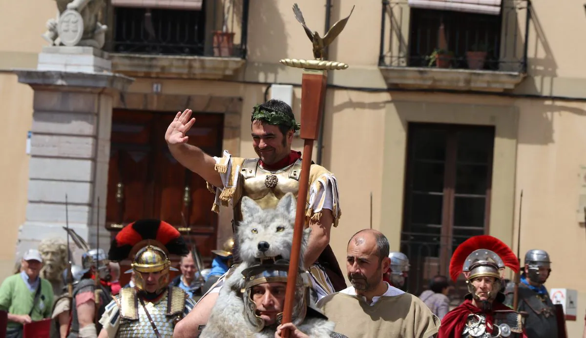 La ciudad conmemora su fundación, en época romana, con el Natalicio del Águila, cuando el emperador Galba dio su visto bueno para el nacimiento de la ciudad