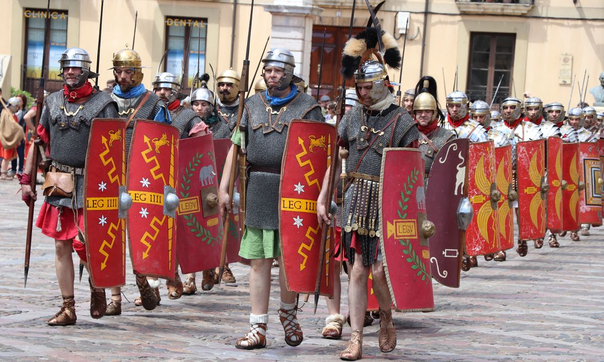 La ciudad conmemora su fundación, en época romana, con el Natalicio del Águila, cuando el emperador Galba dio su visto bueno para el nacimiento de la ciudad