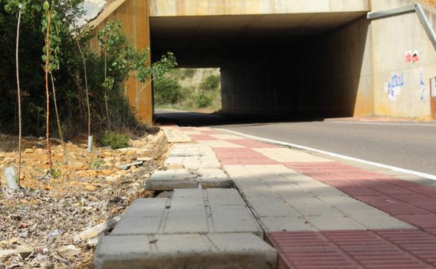 El accidente tenía lugar pasado el paso subterráneo de acceso a Fresno del Camino. 