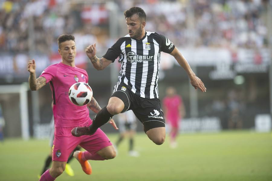 Imágenes del partido de ida de la segunda ronda de la fase de ascenso entre el FC Cartagena y la SD Ponferradina disputado en el estadio de Cartagonova, con resultado de 1-2 para la Ponferradina