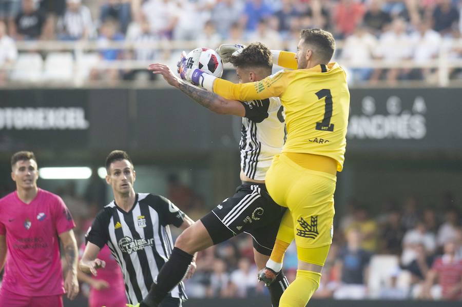 Imágenes del partido de ida de la segunda ronda de la fase de ascenso entre el FC Cartagena y la SD Ponferradina disputado en el estadio de Cartagonova, con resultado de 1-2 para la Ponferradina