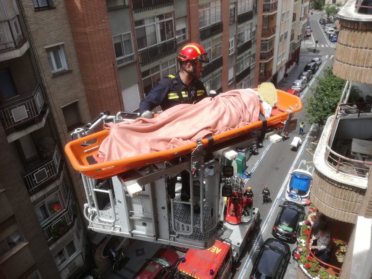 Los Bomberos de Valladolid utilizaron la autoescala para llegar a la vivienda de la mujer.