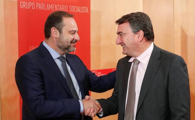 El Secretario de Organización del PSOE, José Luis Ábalos (i), y el portavoz del PNV en el Congreso, Aitor Esteban (d).