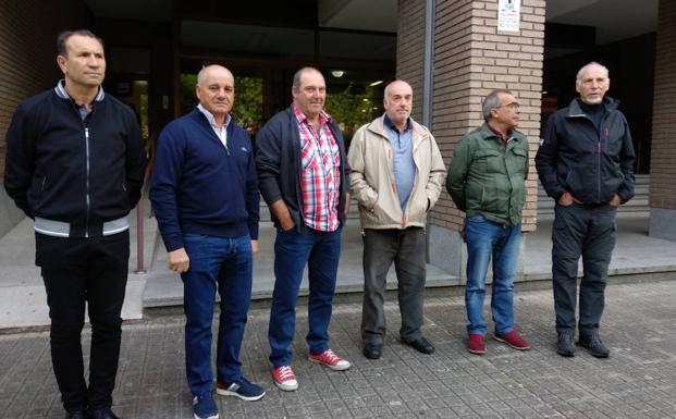 Trabajadores de la auxiliar Masa Galicia en la central de Anllares, a las puertas de los juzgados de Ponferrada. 