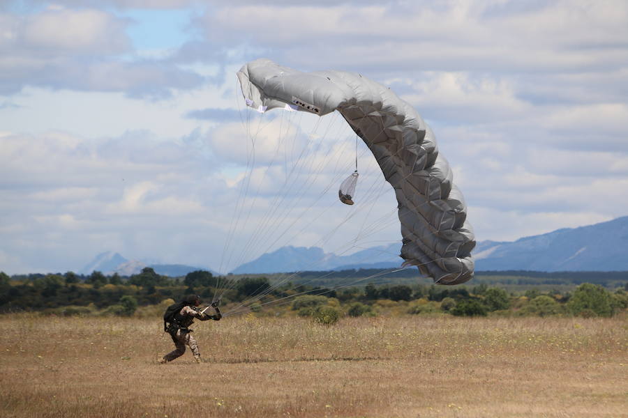 Fotos: Ejército militar en el Aeródromo de León