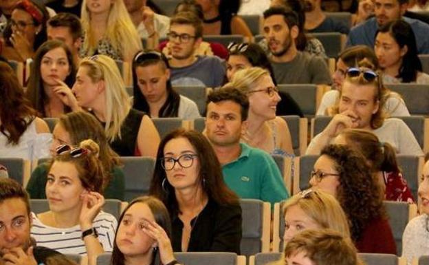 Grupo de estudiantes en una clase. 