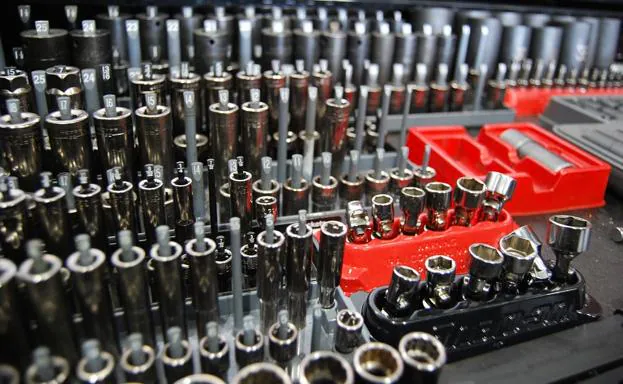 Imagen de herramientas en un taller mecánico.