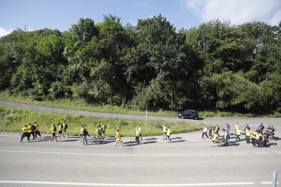 La plantilla de Alcoa marcha durante, este viernes, desde Mieres hasta el puerto de Pajares