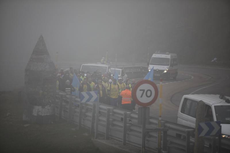 La plantilla de Alcoa marcha durante, este viernes, desde Mieres hasta el puerto de Pajares