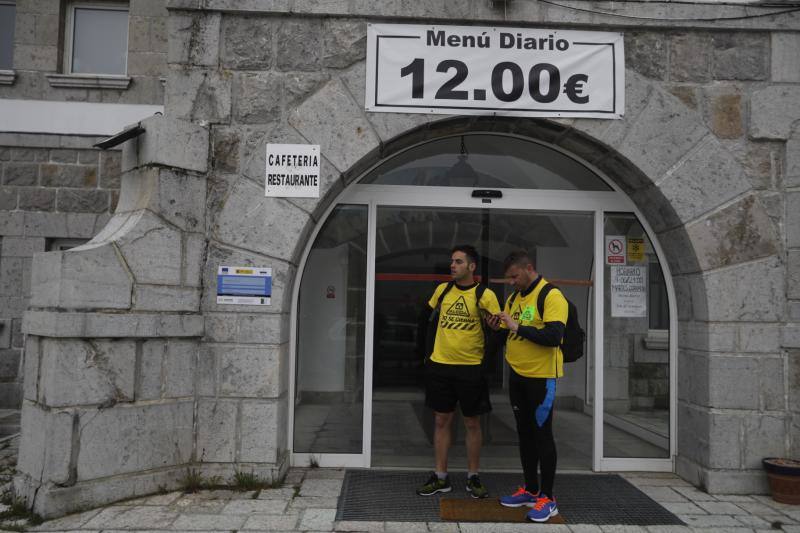 La plantilla de Alcoa marcha durante, este viernes, desde Mieres hasta el puerto de Pajares