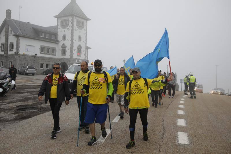 La plantilla de Alcoa marcha durante, este viernes, desde Mieres hasta el puerto de Pajares