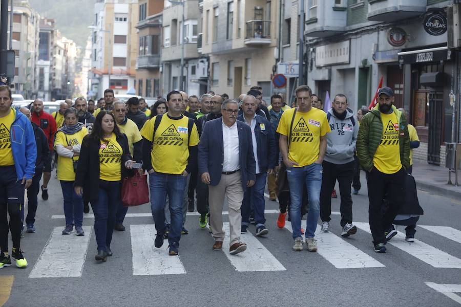 La plantilla de Alcoa marcha durante, este viernes, desde Mieres hasta el puerto de Pajares