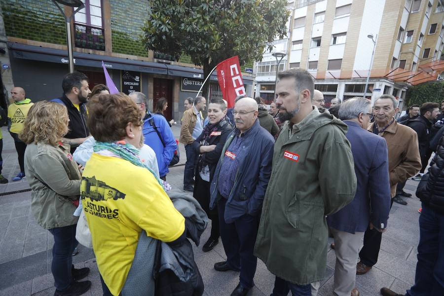 La plantilla de Alcoa marcha durante, este viernes, desde Mieres hasta el puerto de Pajares
