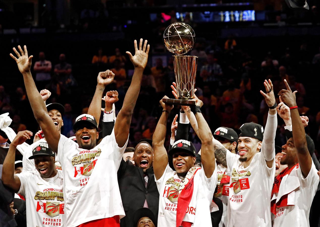 Kyle Lowry eleva el trofeo ante el resto de la plantilla de los Raptors.