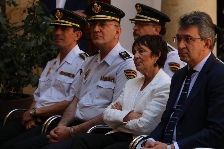 El Palacio de los Guzmanes, sede de la Diputación de León, acoge desde hoy, viernes 14 de junio, hasta el domingo 23 de junio, la exposición «40 aniversario de la mujer en la Policía Nacional», un homenaje a todas la mujeres que han sido, son y serán Policías Nacionales, con un especial recuerdo para dos agentes leonesas Silvia Nogaledo García y Aurora Rodríguez García, que perdieron la vida en su periodo de prácticas en Barcelona el 5 de octubre de 2004.