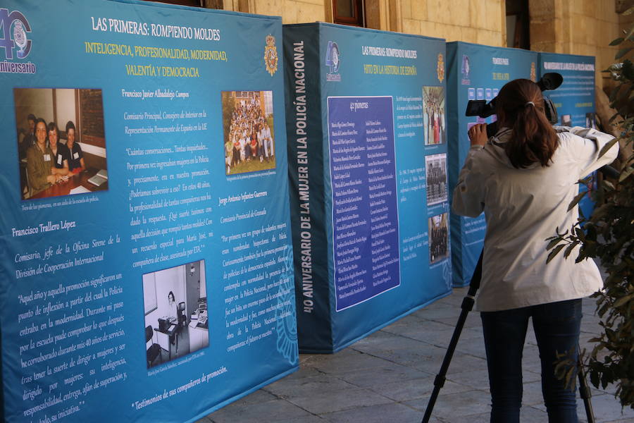 El Palacio de los Guzmanes, sede de la Diputación de León, acoge desde hoy, viernes 14 de junio, hasta el domingo 23 de junio, la exposición «40 aniversario de la mujer en la Policía Nacional», un homenaje a todas la mujeres que han sido, son y serán Policías Nacionales, con un especial recuerdo para dos agentes leonesas Silvia Nogaledo García y Aurora Rodríguez García, que perdieron la vida en su periodo de prácticas en Barcelona el 5 de octubre de 2004.