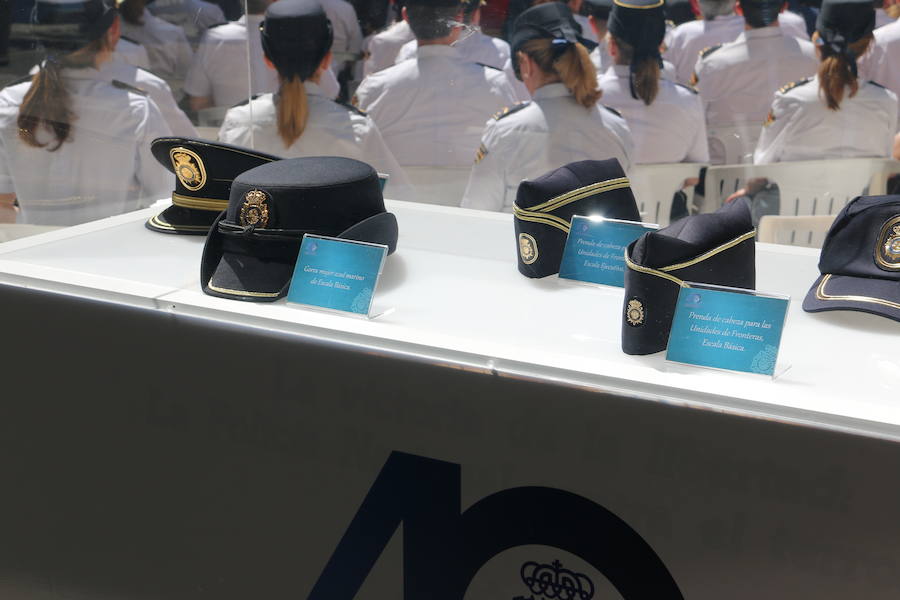 El Palacio de los Guzmanes, sede de la Diputación de León, acoge desde hoy, viernes 14 de junio, hasta el domingo 23 de junio, la exposición «40 aniversario de la mujer en la Policía Nacional», un homenaje a todas la mujeres que han sido, son y serán Policías Nacionales, con un especial recuerdo para dos agentes leonesas Silvia Nogaledo García y Aurora Rodríguez García, que perdieron la vida en su periodo de prácticas en Barcelona el 5 de octubre de 2004.