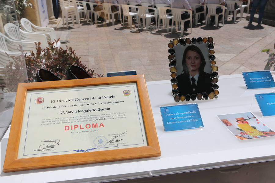 El Palacio de los Guzmanes, sede de la Diputación de León, acoge desde hoy, viernes 14 de junio, hasta el domingo 23 de junio, la exposición «40 aniversario de la mujer en la Policía Nacional», un homenaje a todas la mujeres que han sido, son y serán Policías Nacionales, con un especial recuerdo para dos agentes leonesas Silvia Nogaledo García y Aurora Rodríguez García, que perdieron la vida en su periodo de prácticas en Barcelona el 5 de octubre de 2004.