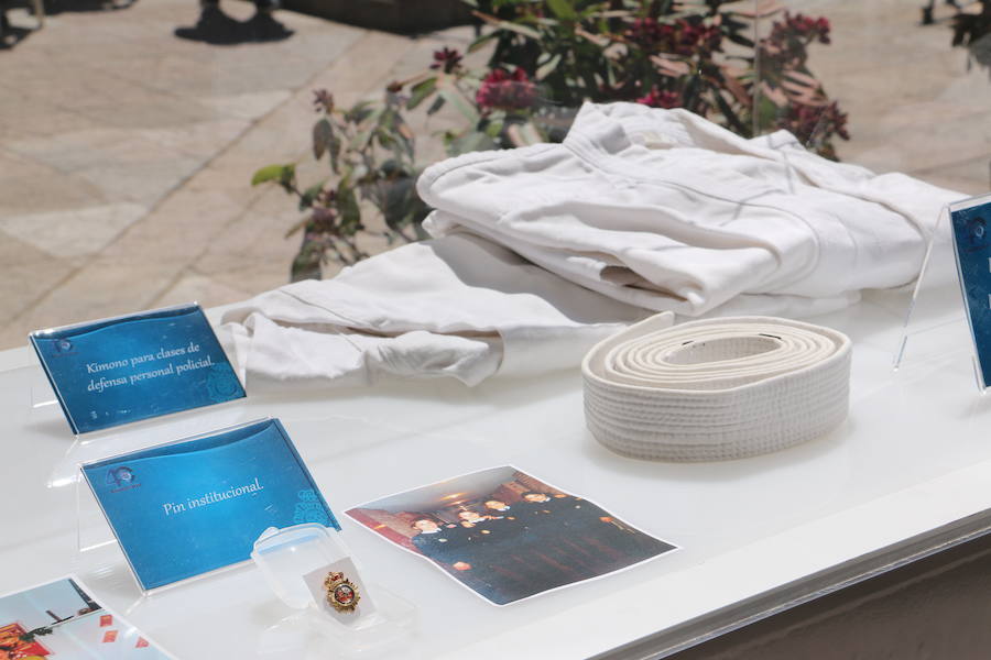 El Palacio de los Guzmanes, sede de la Diputación de León, acoge desde hoy, viernes 14 de junio, hasta el domingo 23 de junio, la exposición «40 aniversario de la mujer en la Policía Nacional», un homenaje a todas la mujeres que han sido, son y serán Policías Nacionales, con un especial recuerdo para dos agentes leonesas Silvia Nogaledo García y Aurora Rodríguez García, que perdieron la vida en su periodo de prácticas en Barcelona el 5 de octubre de 2004.