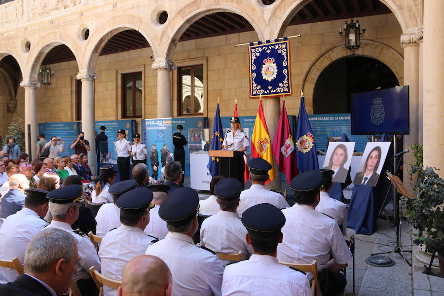 El Palacio de los Guzmanes, sede de la Diputación de León, acoge desde hoy, viernes 14 de junio, hasta el domingo 23 de junio, la exposición «40 aniversario de la mujer en la Policía Nacional», un homenaje a todas la mujeres que han sido, son y serán Policías Nacionales, con un especial recuerdo para dos agentes leonesas Silvia Nogaledo García y Aurora Rodríguez García, que perdieron la vida en su periodo de prácticas en Barcelona el 5 de octubre de 2004.