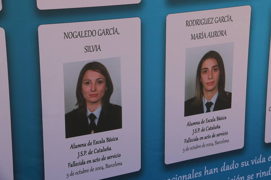 El Palacio de los Guzmanes, sede de la Diputación de León, acoge desde hoy, viernes 14 de junio, hasta el domingo 23 de junio, la exposición «40 aniversario de la mujer en la Policía Nacional», un homenaje a todas la mujeres que han sido, son y serán Policías Nacionales, con un especial recuerdo para dos agentes leonesas Silvia Nogaledo García y Aurora Rodríguez García, que perdieron la vida en su periodo de prácticas en Barcelona el 5 de octubre de 2004.