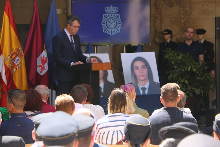 El Palacio de los Guzmanes, sede de la Diputación de León, acoge desde hoy, viernes 14 de junio, hasta el domingo 23 de junio, la exposición «40 aniversario de la mujer en la Policía Nacional», un homenaje a todas la mujeres que han sido, son y serán Policías Nacionales, con un especial recuerdo para dos agentes leonesas Silvia Nogaledo García y Aurora Rodríguez García, que perdieron la vida en su periodo de prácticas en Barcelona el 5 de octubre de 2004.