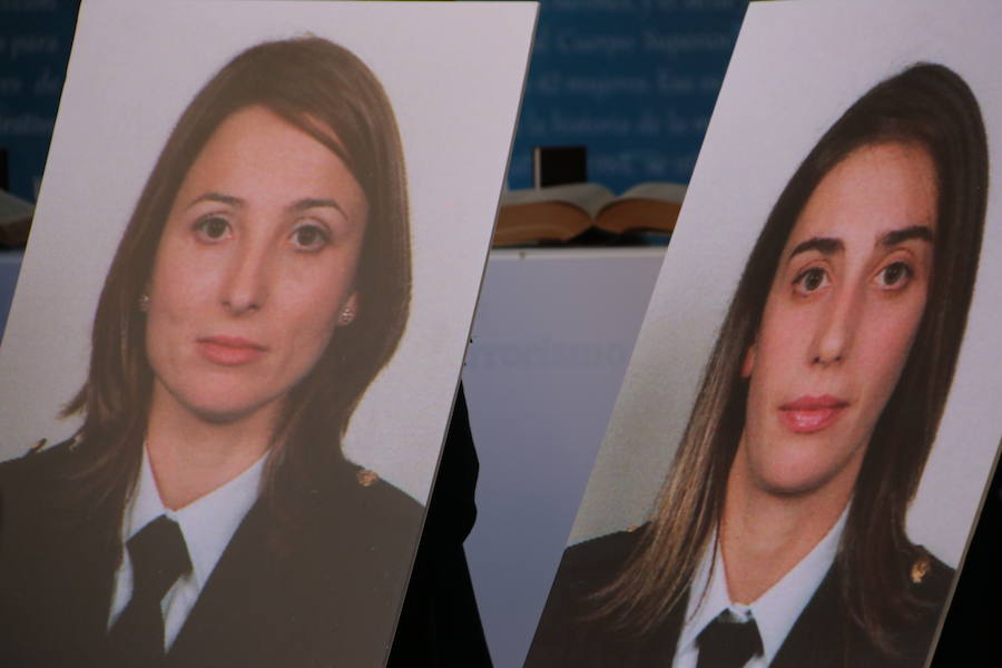 El Palacio de los Guzmanes, sede de la Diputación de León, acoge desde hoy, viernes 14 de junio, hasta el domingo 23 de junio, la exposición «40 aniversario de la mujer en la Policía Nacional», un homenaje a todas la mujeres que han sido, son y serán Policías Nacionales, con un especial recuerdo para dos agentes leonesas Silvia Nogaledo García y Aurora Rodríguez García, que perdieron la vida en su periodo de prácticas en Barcelona el 5 de octubre de 2004.